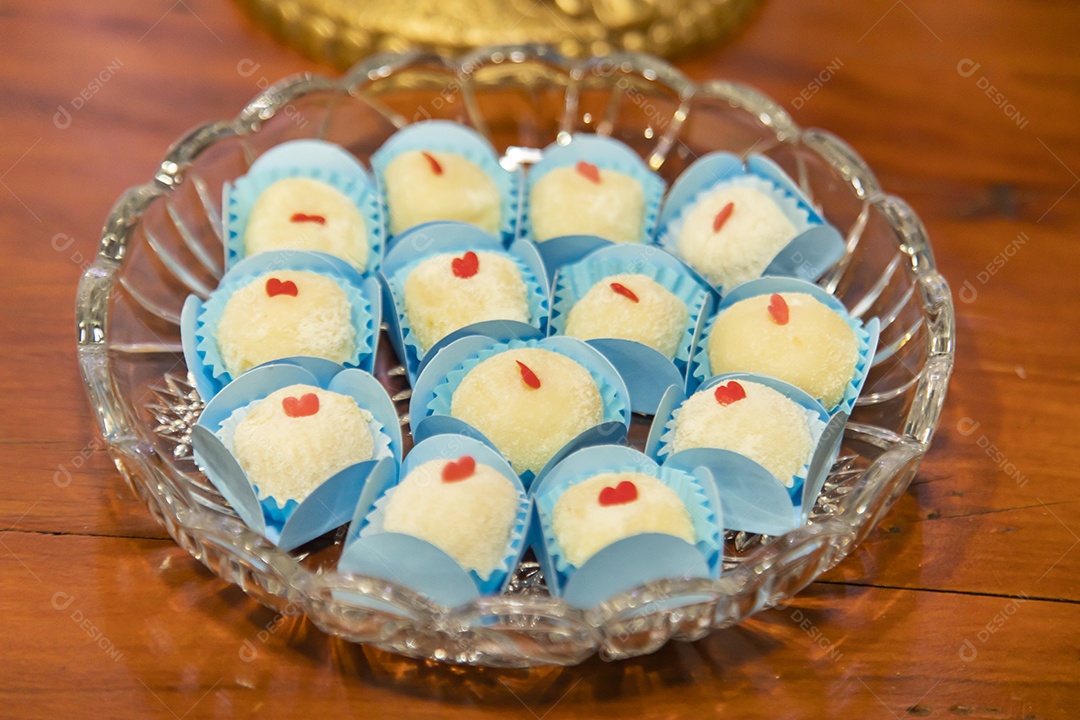 Comida doce sobre tigela uma tigela mesa madeira