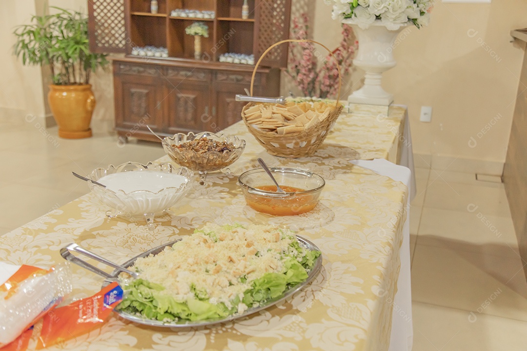 Almoço em família sobre uma balcão de pedra