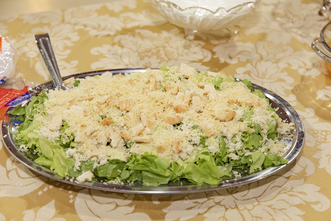 Almoço em família sobre uma balcão de pedra