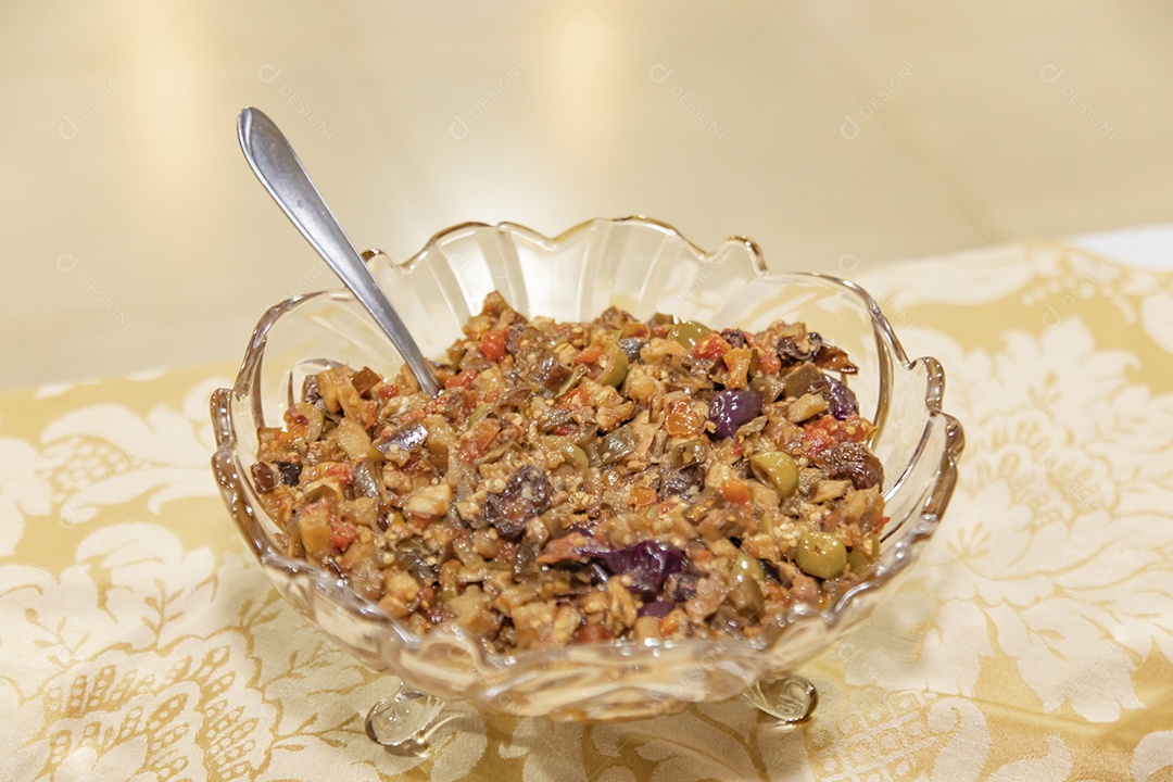 Tigela de vidro comida feijão tropeiro