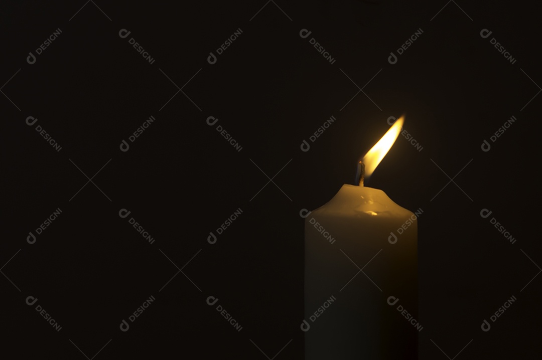 Única chama de vela acesa ou luz brilhando em uma espiral branca