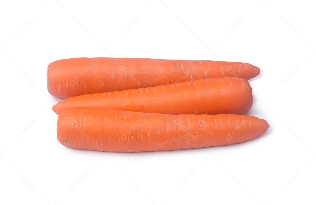 Vista superior de três vegetais de cenoura laranja em pilha isolada