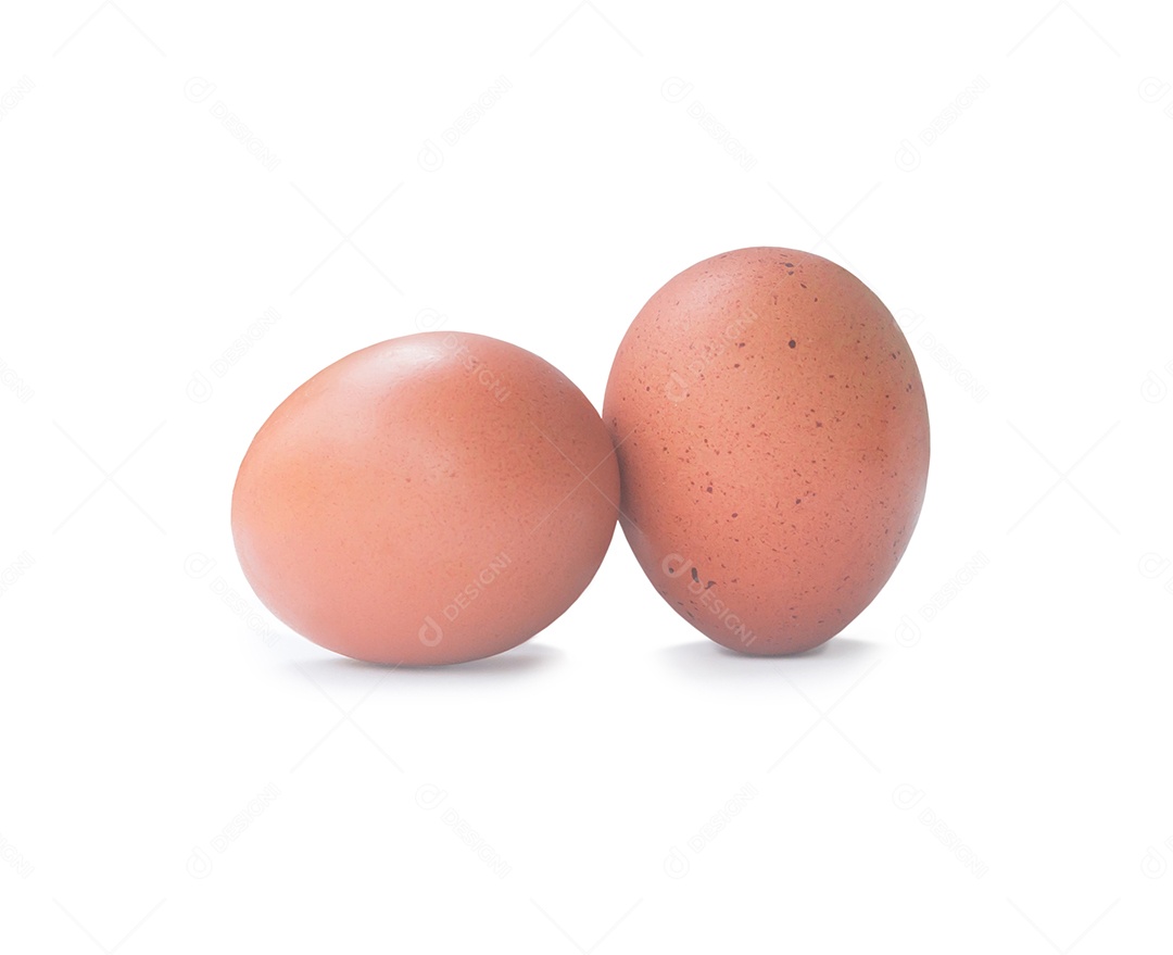 Dois ovos de galinha marrons frescos isolados no fundo branco