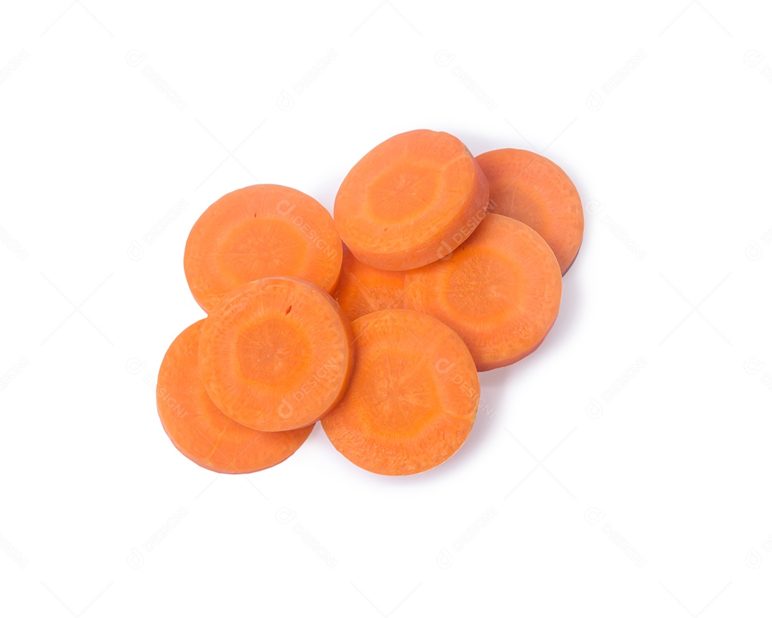 Cenouras frescas em fatias de laranja em pilha isolada em background branco