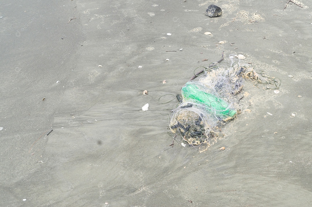 Lixo poluído é despejado em praia suja no sul da Tailândia.