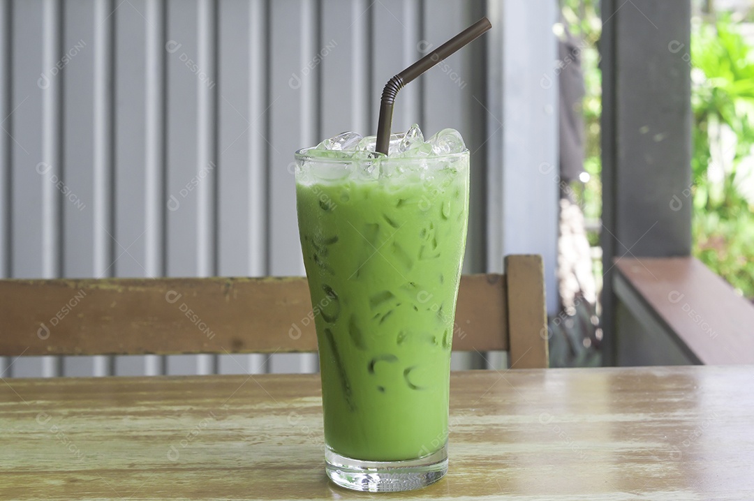 Matcha latte gelado ou chá verde com leite condensado