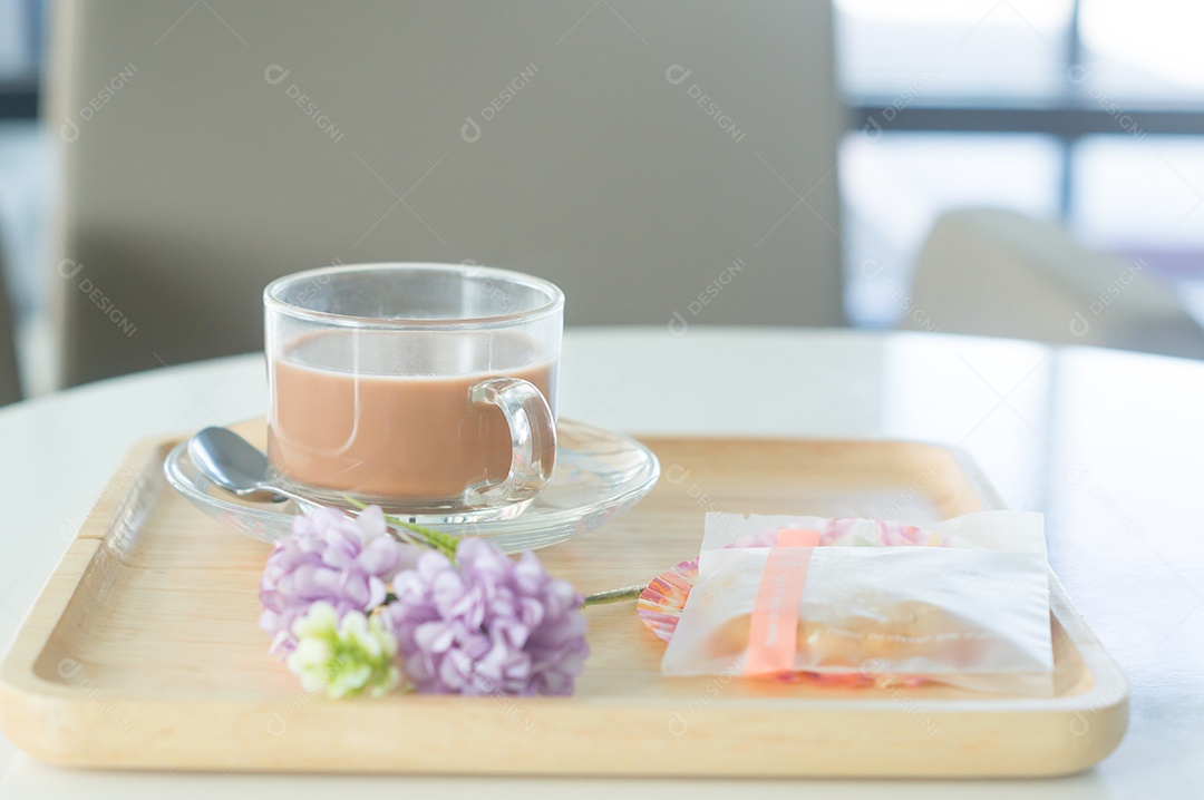 Chá ou café com leite condensado com biscoito e adereços de flores