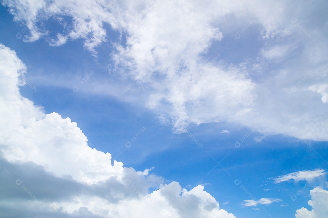 Lindo céu azul com nuvem branca e luz clara está brilhando do sol.