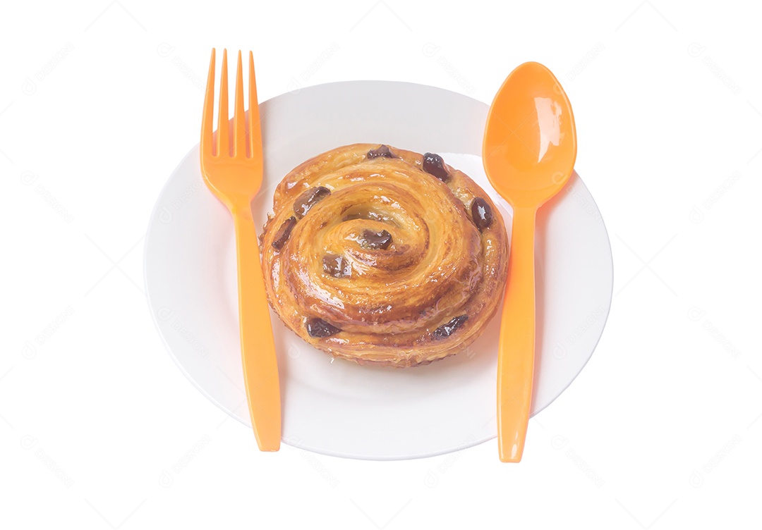 Pastelaria dinamarquesa em espiral ou pão doce com passas por cima em branco