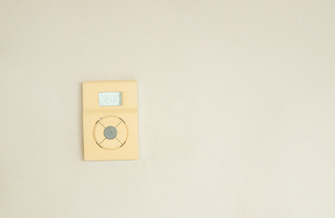 Controlador de ar condicionado digital instalado na parede da sala em quente