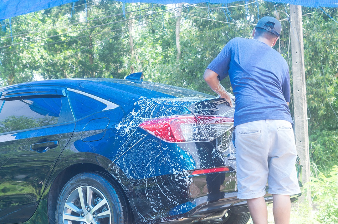 Funcionários ou lavadores de carros no centro de serviços de atendimento automotivo