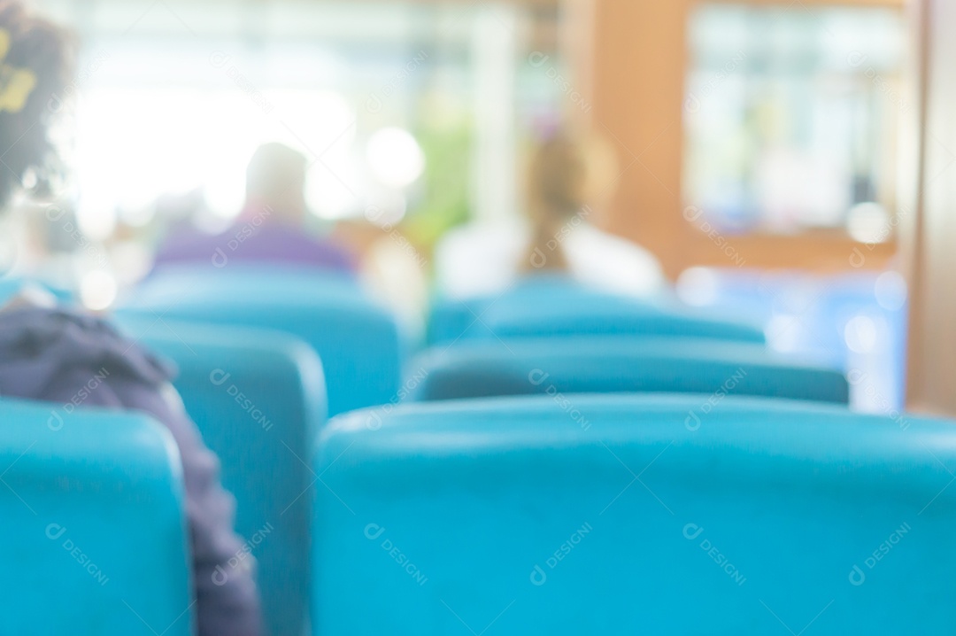 Foto desfocada, pacientes sentados no assento para esperar o médico