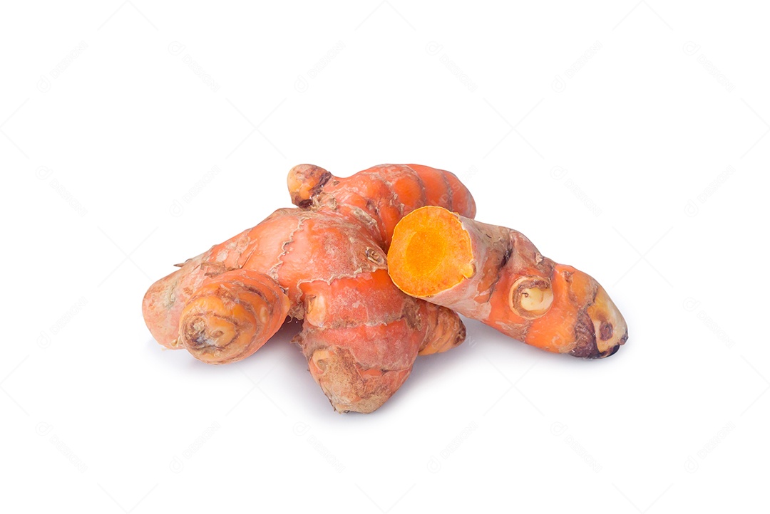 Rizoma de açafrão (raiz), Curcuma Longa Linn, com sua fatia é isolado no fundo branco.