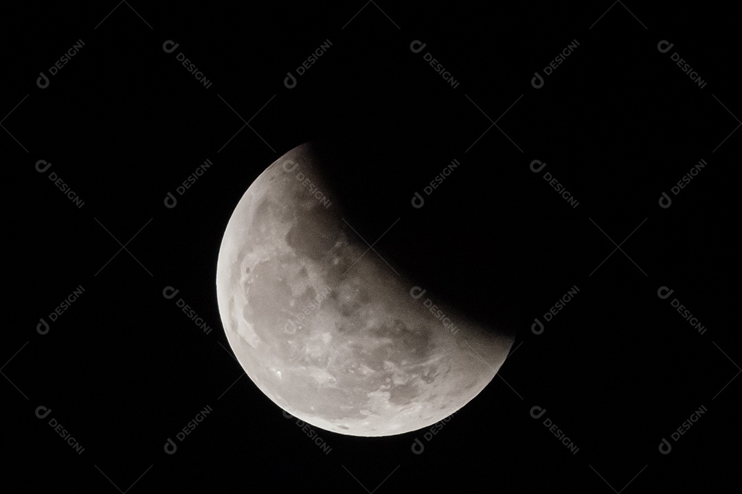 Lua no fundo escuro da noite escura