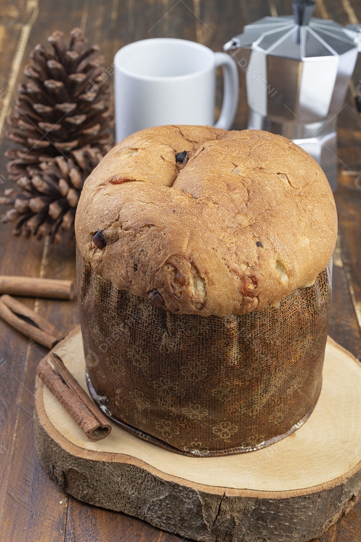 Tradicional italiano panetone de bolo de frutas de natal com fatia