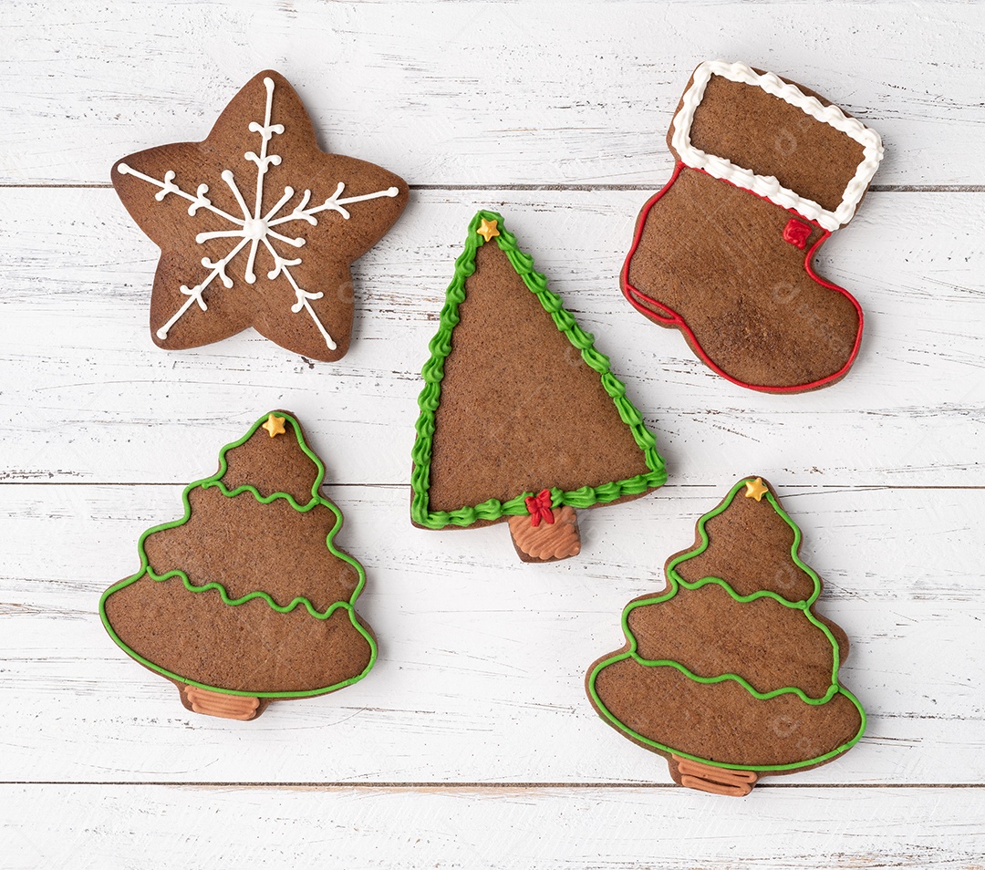 Biscoitos de gengibre de natal tradicionais sobre uma mesa de madeira.