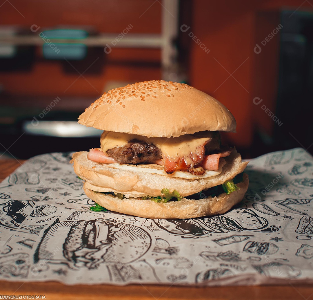 Hamburguer sendo servidos em um prato branco.