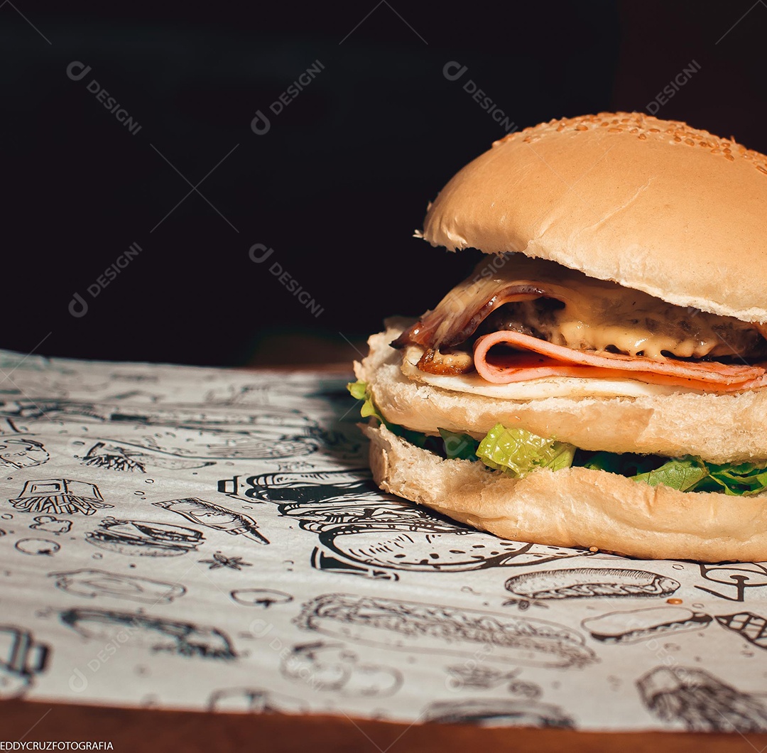 Hamburguer sendo servidos em um prato branco.