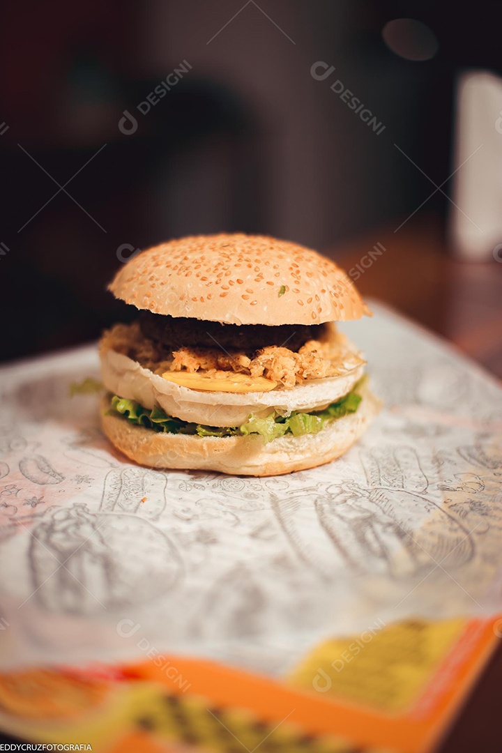 Hamburgueres sendo servidos em lanchonete.