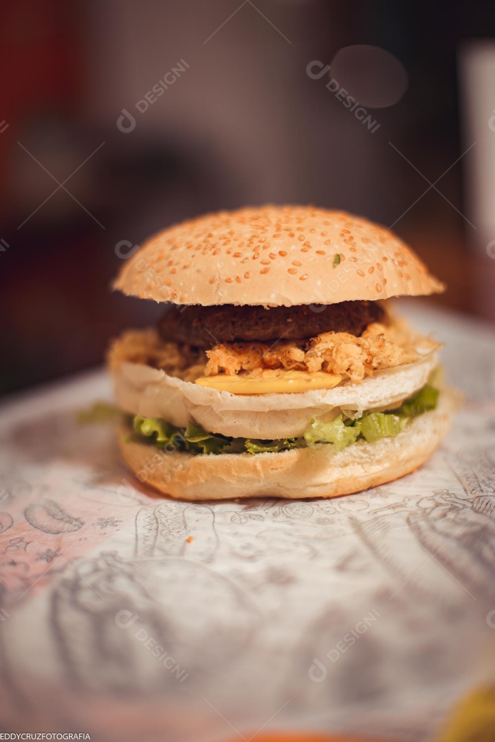 Hamburgueres sendo servidos em lanchonete.