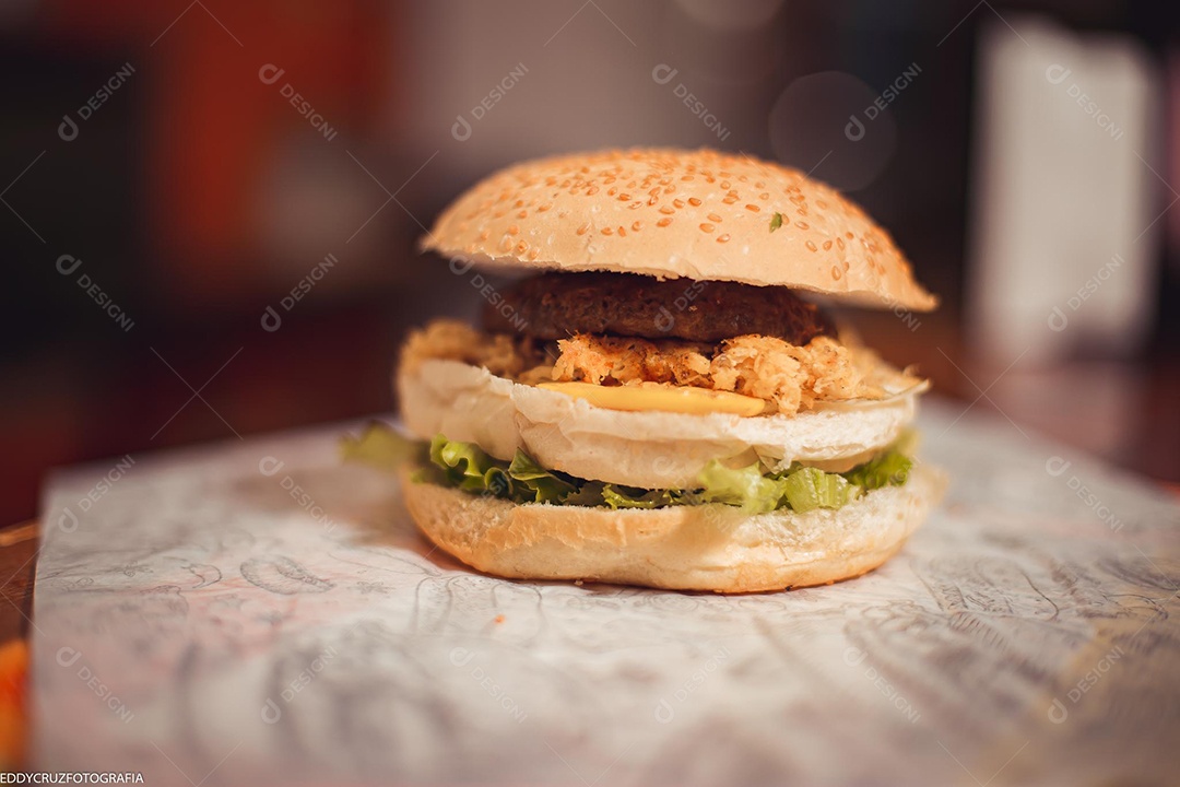 Hamburgueres sendo servidos em lanchonete.