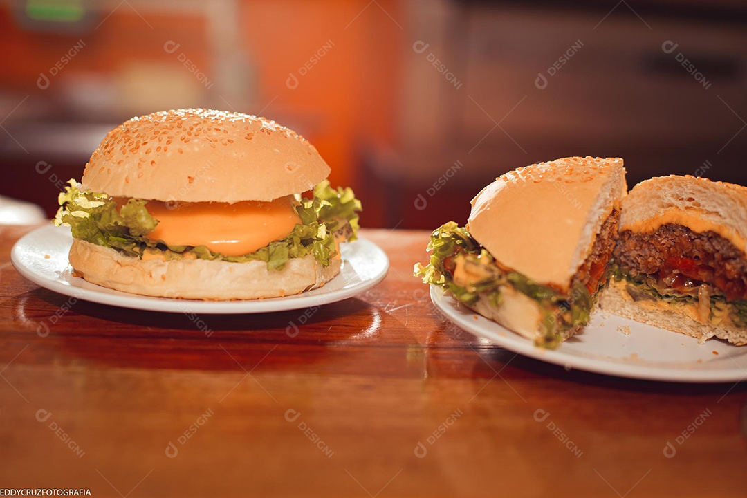 Hamburgueres sendo servidos em lanchonete.