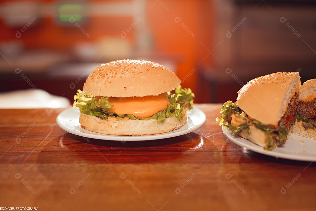 Hamburgueres sendo servidos em lanchonete