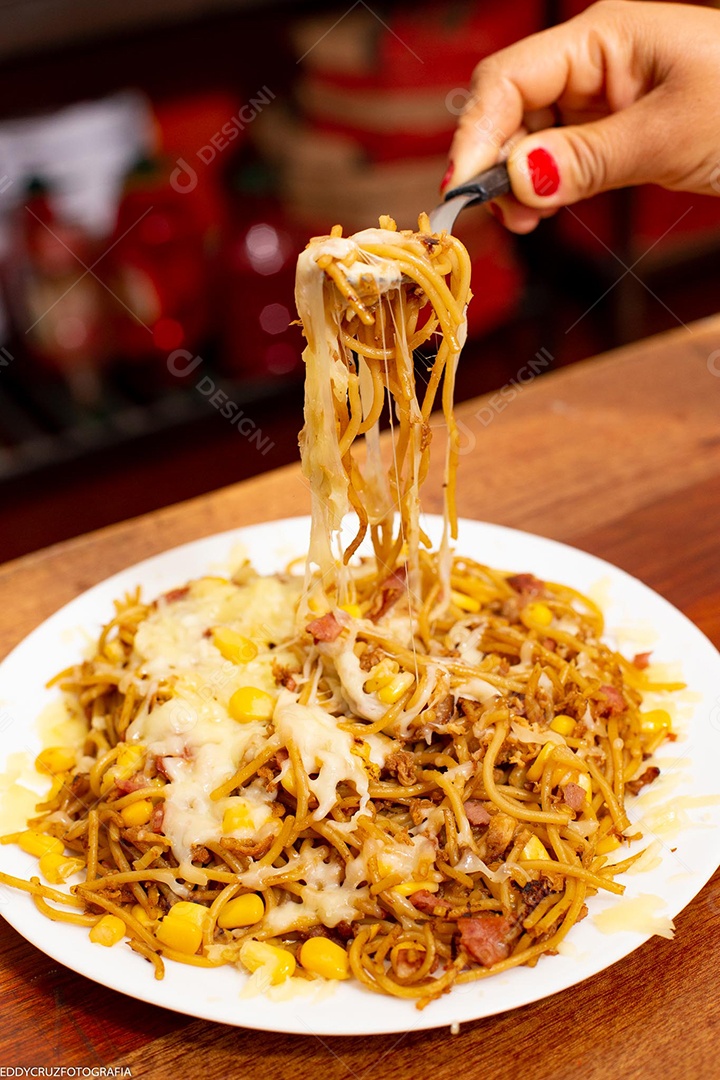 Prato de macarrão com carne moída servido em restaurante.