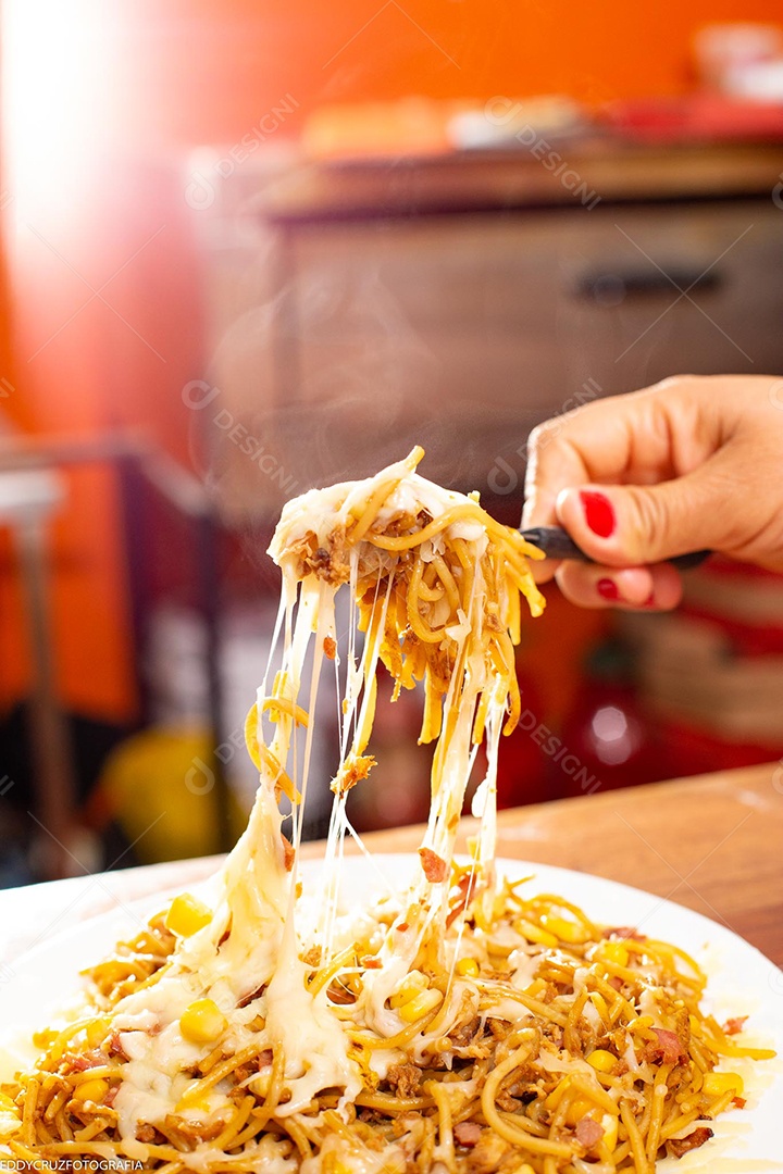 Prato de macarrão com carne moída servido em restaurante.