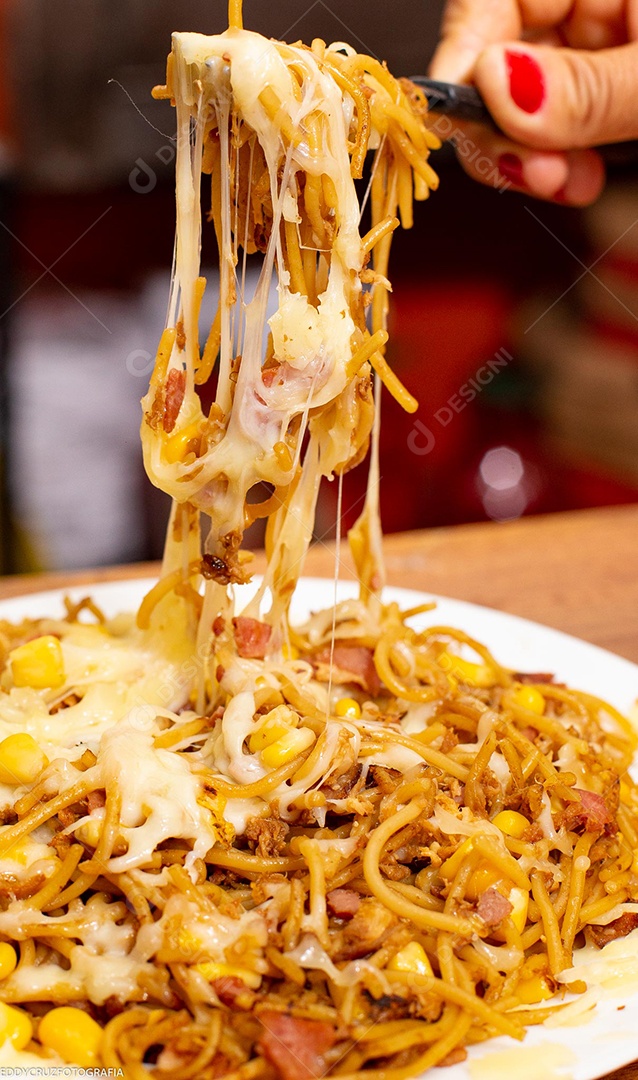 Prato de macarrão com carne moída servido em restaurante.