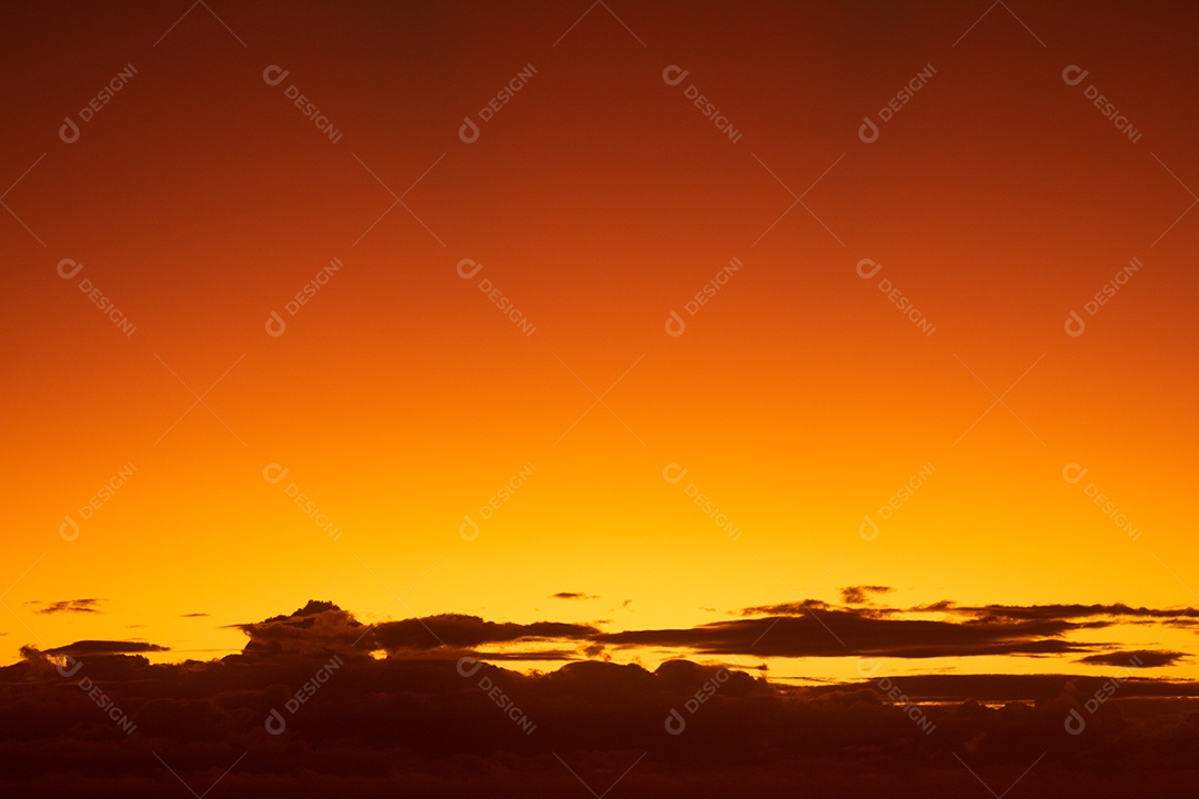 Vista do nascer do sol com nuvens dramáticas e céu colorido.