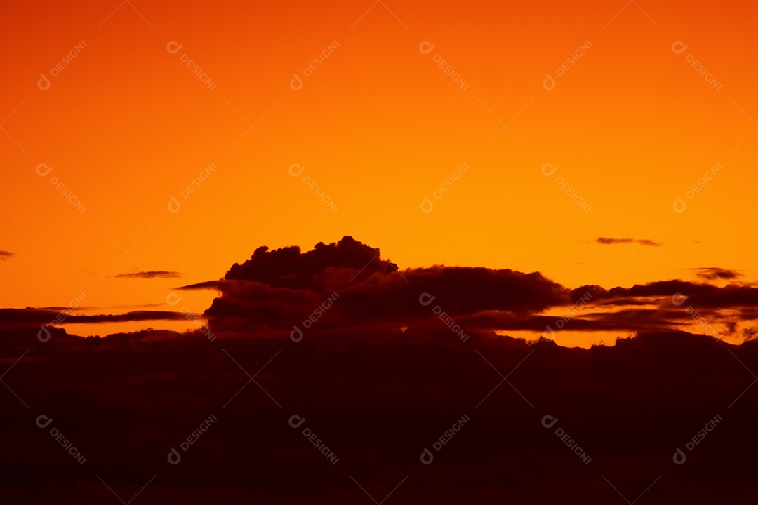 Vista do nascer do sol com nuvens dramáticas e céu colorido.
