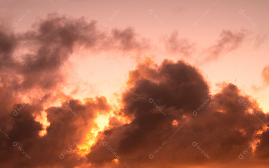 Vista do nascer do sol com nuvens dramáticas e céu colorido.