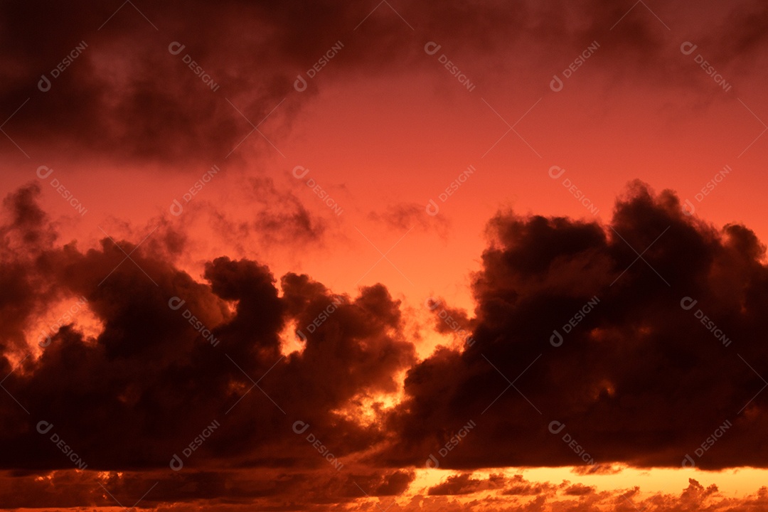 Vista do nascer do sol com nuvens dramáticas e céu colorido.