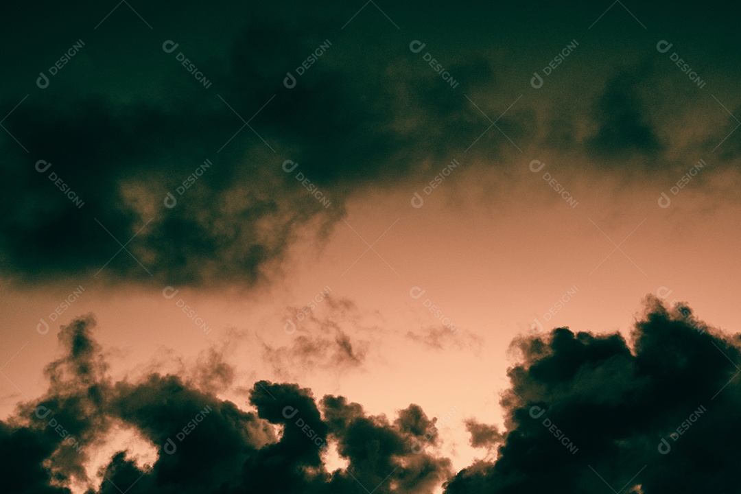 Vista do nascer do sol com nuvens dramáticas e céu colorido.