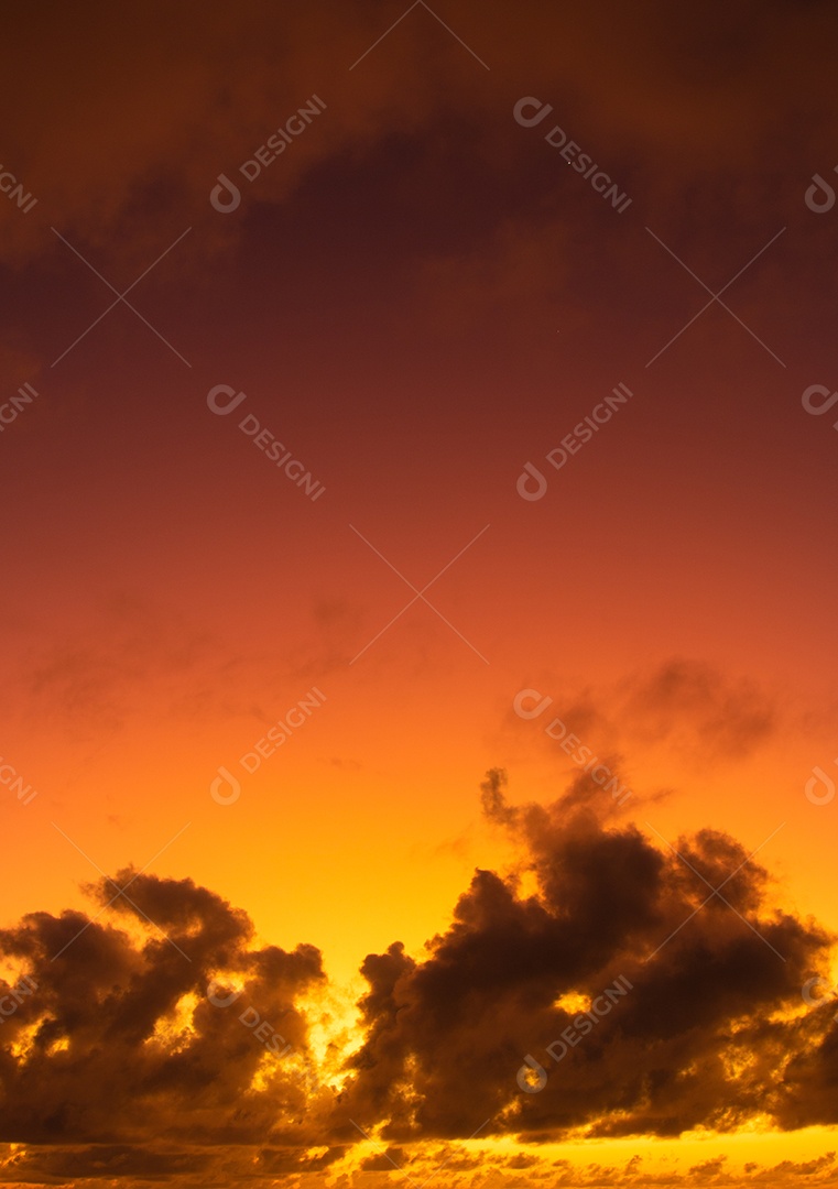 Vista do nascer do sol com nuvens dramáticas e céu colorido.