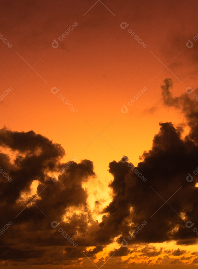 Vista do nascer do sol com nuvens dramáticas e céu colorido.