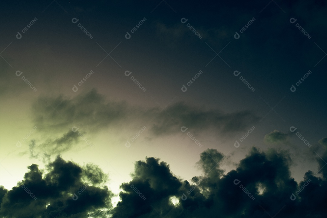 Vista do nascer do sol com nuvens dramáticas e céu colorido.