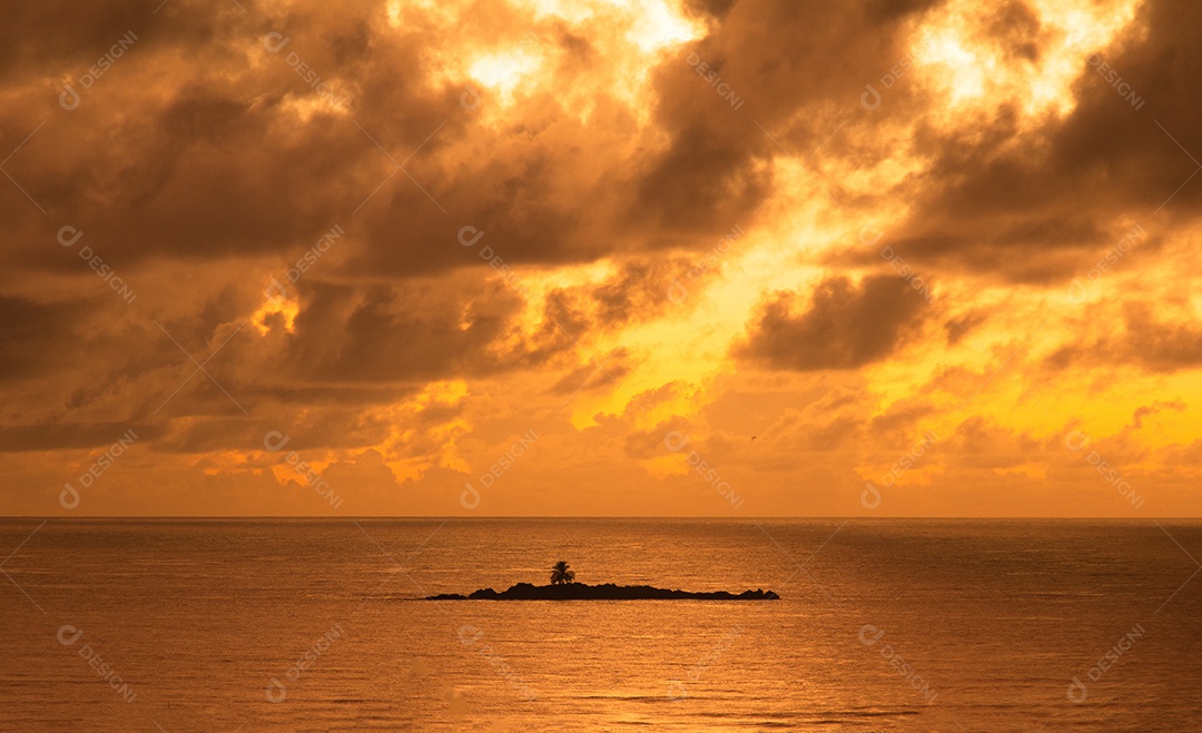 Vista do nascer do sol com nuvens dramáticas e céu colorido.