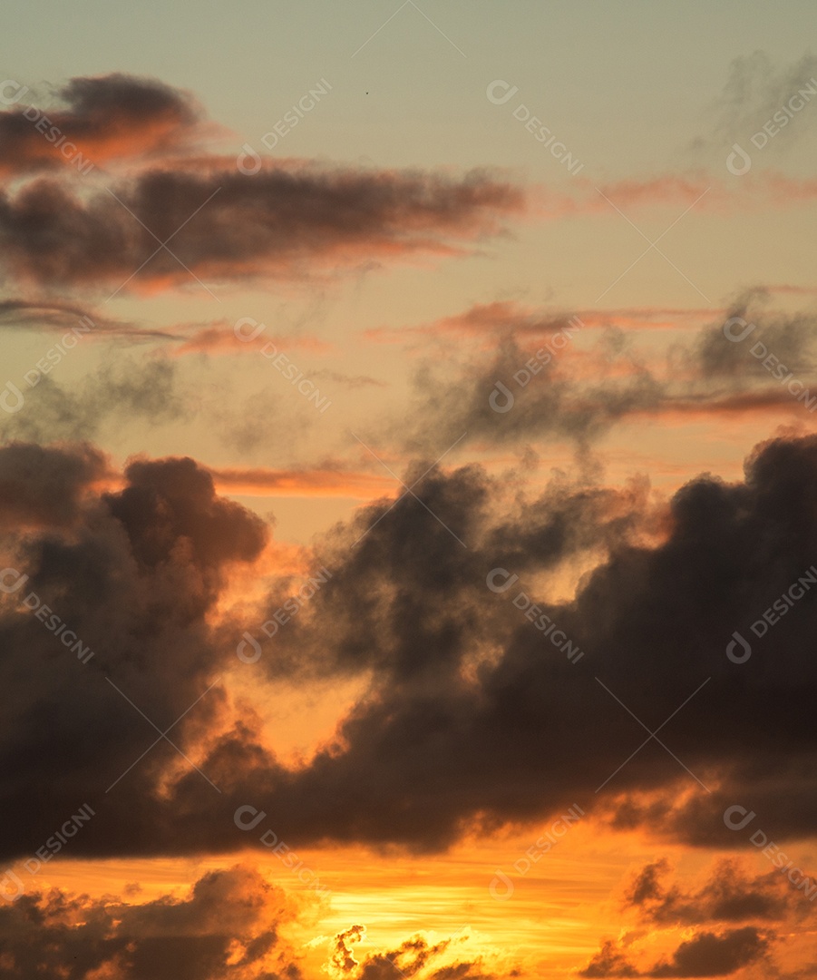 Vista do nascer do sol com nuvens dramáticas e céu colorido.