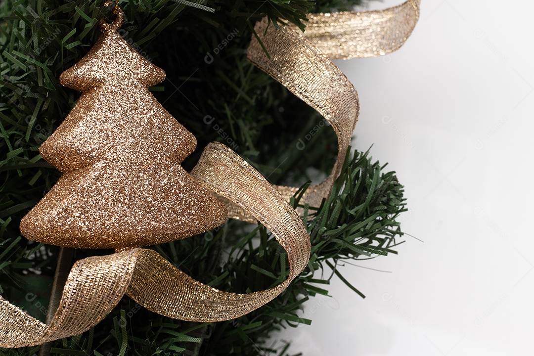 enfeites de natal dourados em fundo branco