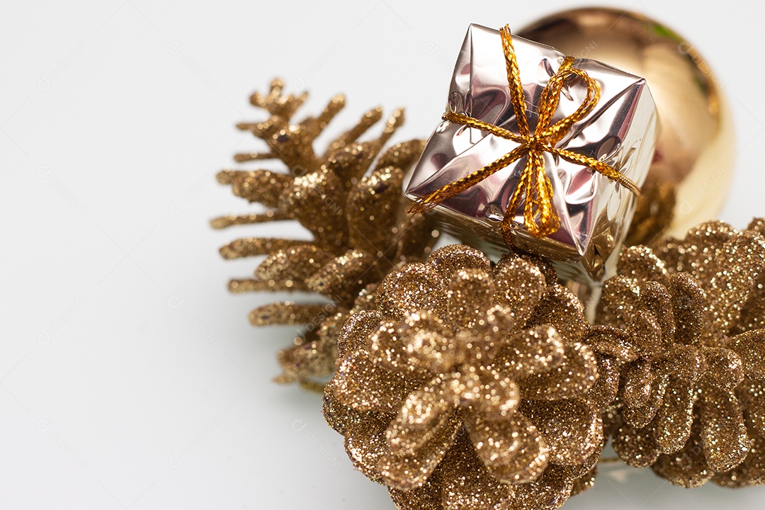 vários enfeites de natal dourados em fundo branco