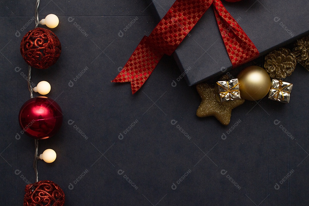 caixa de presente com vários enfeites de natal ao redor