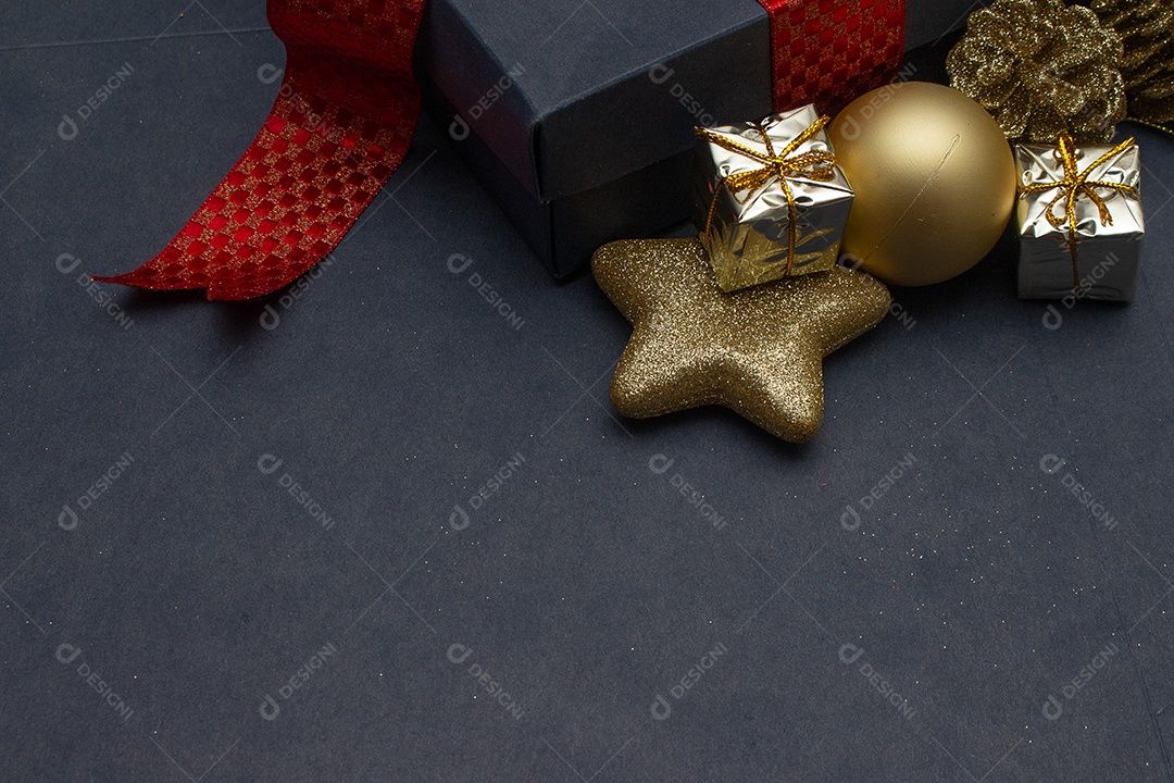 caixa de presente com vários enfeites de natal ao redor