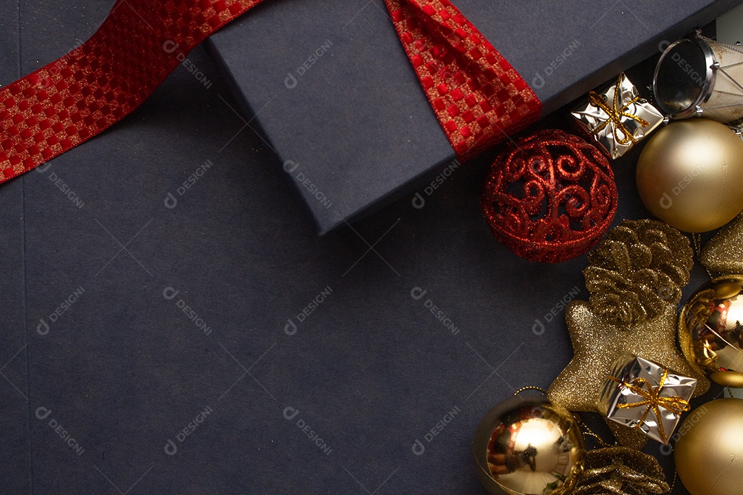 caixa de presente com vários enfeites de natal ao redor
