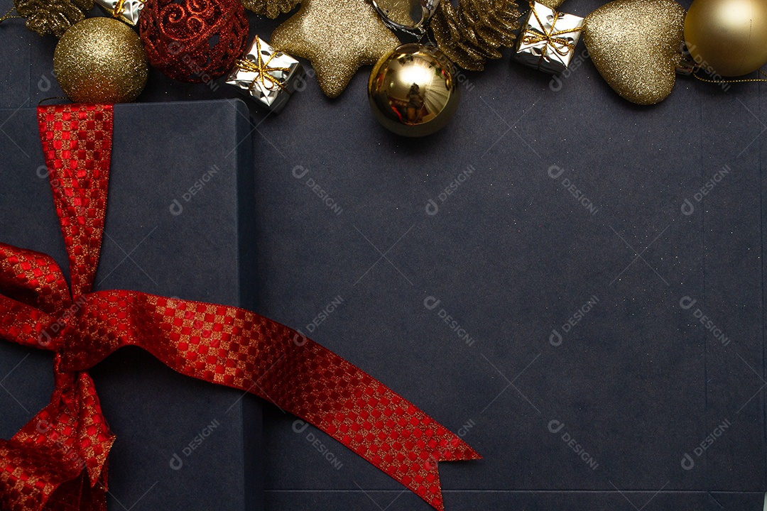 caixa de presente com vários enfeites de natal ao redor