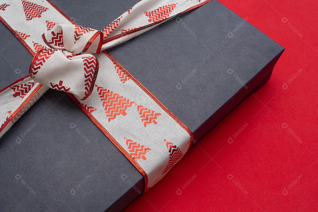 caixa de presente com tema natalino em fundo vermelho