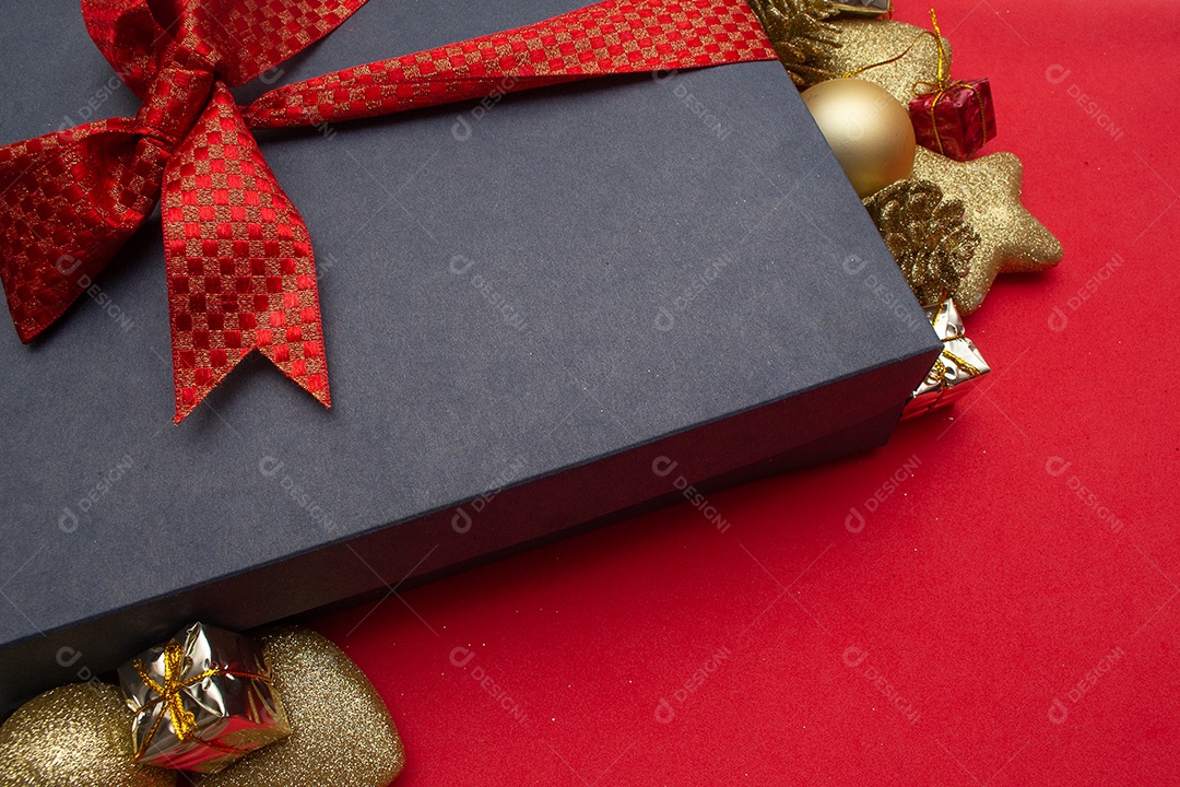 caixa de presente com vários enfeites de natal ao redor