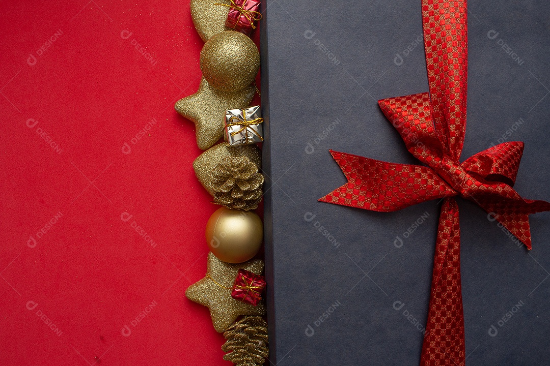 caixa de presente com vários enfeites de natal ao redor