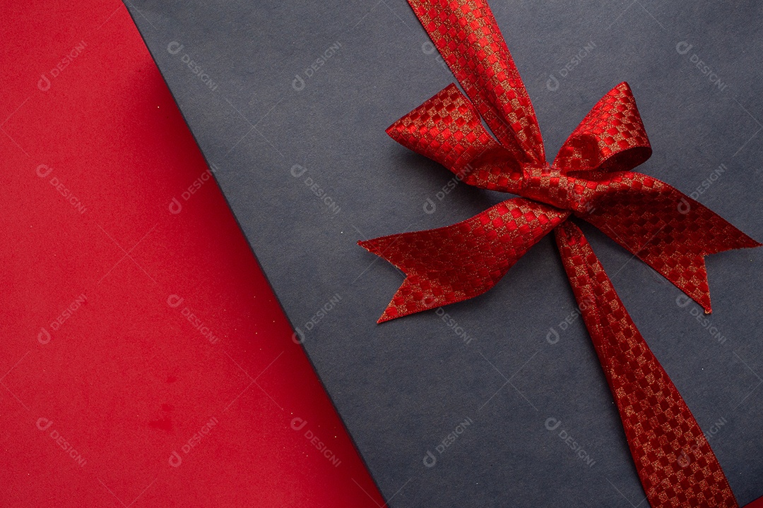 caixa de presente com tema natalino em fundo vermelho